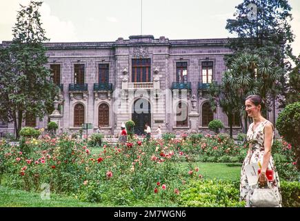 Weibliche Touristen in Gärten, Schloss Chapultepec, Ciudad de México, Mexiko-Stadt, CDMX, Mexiko c 1961 Stockfoto