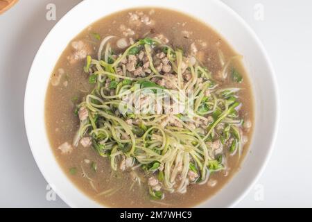 Gebratene Sonnenblumensprossen mit Schweinehackfleisch umrühren Stockfoto