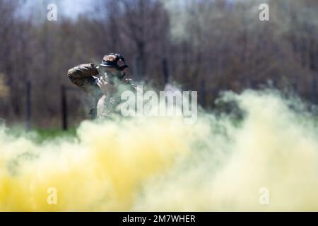 SPC. Brock Cerneka aus Youngstown, Ohio, Militärpolizei bei der 838. Militärpolizeigesellschaft der Ohio National Guard, reagiert auf den chemischen Angriff während des CBRN-Ereignisses des Wettbewerbs der besten Krieger der Region IV am 14. Mai 2022. Er ist einer von zwölf Soldaten der Nationalgarde, die am besten Krieger-Wettbewerb der Region IV vom 11. Bis 15. Mai 2022 in Camp Ripley, Minnesota, teilnehmen. Der jährliche Wettkampf testet die militärischen Fähigkeiten, die körperliche Kraft und die Ausdauer der besten Soldaten und nicht kommissionierten Offiziere aus Minnesota, Wisconsin, Iowa, Illinois, Michigan, Indiana und die Nationalgarde von Ohio. Die Gewinner Stockfoto