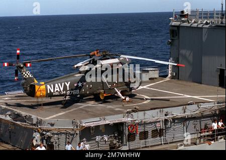 Auf dem Flugdeck des Zerstörers USS DEYO (DD-989) befindet sich ein leichter Helikopter zur U-Boot-Abwehr-Staffel 34 (HSL-34) SH-2F Seasprite. Land: Unbekannt Stockfoto