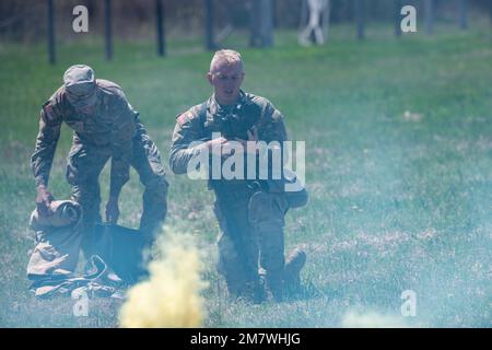 SPC. Brock Cerneka aus Youngstown, Ohio, Militärpolizei bei der 838. Militärpolizeigesellschaft der Ohio National Guard, reagiert auf den chemischen Angriff während des CBRN-Ereignisses des Wettbewerbs der besten Krieger der Region IV am 14. Mai 2022. Er ist einer von zwölf Soldaten der Nationalgarde, die am besten Krieger-Wettbewerb der Region IV vom 11. Bis 15. Mai 2022 in Camp Ripley, Minnesota, teilnehmen. Der jährliche Wettkampf testet die militärischen Fähigkeiten, die körperliche Kraft und die Ausdauer der besten Soldaten und nicht kommissionierten Offiziere aus Minnesota, Wisconsin, Iowa, Illinois, Michigan, Indiana und die Nationalgarde von Ohio. Die Gewinner Stockfoto