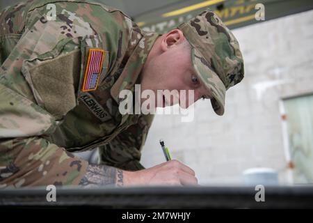 Sgt. Joshua Kleinhans aus Kiel, Wisconsin, ein Spezialist für Brandkontrolle bei der B Battery der Nationalgarde von Wisconsin, 1. Bataillon, 121. Artillerie-Regiment, stellt während des Wettbewerbs der besten Krieger der Region IV am 14. Mai 2022 Kartenpunkte auf. Er ist einer von zwölf Soldaten der Nationalgarde, die am besten Krieger-Wettbewerb der Region IV vom 11. Bis 15. Mai 2022 in Camp Ripley, Minnesota, teilnehmen. Der jährliche Wettkampf testet die militärischen Fähigkeiten, die körperliche Kraft und die Ausdauer der besten Soldaten und nicht kommissionierten Offiziere aus Minnesota, Wisconsin, Iowa, Illinois, Michigan, Indiana und Ohio Nationa Stockfoto