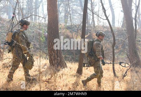 Pyeongtaek, Südkorea. 11. Januar 2023. US-Soldaten nehmen am Wettbewerb „EOD Team of the Year“ Teil, um EOD-Teams (Explosive Ordinance Disposal) der US-Streitkräfte Korea im taktischen Trainingsbereich der US-Armee in Pyeongtaek zu evaluieren. Die Vereinigten Staaten und Südkorea planen, nächsten Monat eine gemeinsame Militärübung unter dem Szenario des Einsatzes einer Atomwaffe durch Nordkorea durchzuführen. Seouls Verteidigungsministerium berichtete Präsident Yoon Suk Yeol am 11. Januar 2023, eine wichtige politische Aufgabe für dieses Jahr. Kredit: SOPA Images Limited/Alamy Live News Stockfoto