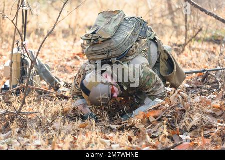 Pyeongtaek, Südkorea. 11. Januar 2023. Ein US-Soldat nimmt am Wettbewerb „EOD Team of the Year“ Teil, um EOD-Teams (Explosive Ordinance Disposal) der US-Streitkräfte Korea im taktischen Trainingsbereich der US-Armee in Pyeongtaek zu evaluieren. Die Vereinigten Staaten und Südkorea planen, nächsten Monat eine gemeinsame Militärübung unter dem Szenario des Einsatzes einer Atomwaffe durch Nordkorea durchzuführen. Seouls Verteidigungsministerium berichtete Präsident Yoon Suk Yeol am 11. Januar 2023, eine wichtige politische Aufgabe für dieses Jahr. Kredit: SOPA Images Limited/Alamy Live News Stockfoto