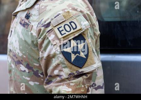 Pyeongtaek, Südkorea. 11. Januar 2023. Ein US-Soldat, der mit der US 2. Infanterie Division verbunden ist, mit einem EOD-Patch auf seiner Uniform im taktischen Trainingsgebiet der US-Armee in Pyeongtaek. Die Vereinigten Staaten und Südkorea planen, nächsten Monat eine gemeinsame Militärübung unter dem Szenario des Einsatzes einer Atomwaffe durch Nordkorea durchzuführen. Seouls Verteidigungsministerium berichtete Präsident Yoon Suk Yeol am 11. Januar 2023, eine wichtige politische Aufgabe für dieses Jahr. Kredit: SOPA Images Limited/Alamy Live News Stockfoto