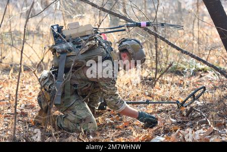 Pyeongtaek, Südkorea. 11. Januar 2023. Ein US-Soldat nimmt am Wettbewerb „EOD Team of the Year“ Teil, um EOD-Teams (Explosive Ordinance Disposal) der US-Streitkräfte Korea im taktischen Trainingsbereich der US-Armee in Pyeongtaek zu evaluieren. Die Vereinigten Staaten und Südkorea planen, nächsten Monat eine gemeinsame Militärübung unter dem Szenario des Einsatzes einer Atomwaffe durch Nordkorea durchzuführen. Seouls Verteidigungsministerium berichtete Präsident Yoon Suk Yeol am 11. Januar 2023, eine wichtige politische Aufgabe für dieses Jahr. Kredit: SOPA Images Limited/Alamy Live News Stockfoto