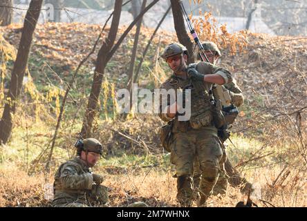 Pyeongtaek, Südkorea. 11. Januar 2023. US-Soldaten nehmen am Wettbewerb „EOD Team of the Year“ Teil, um EOD-Teams (Explosive Ordinance Disposal) der US-Streitkräfte Korea im taktischen Trainingsbereich der US-Armee in Pyeongtaek zu evaluieren. Die Vereinigten Staaten und Südkorea planen, nächsten Monat eine gemeinsame Militärübung unter dem Szenario des Einsatzes einer Atomwaffe durch Nordkorea durchzuführen. Seouls Verteidigungsministerium berichtete Präsident Yoon Suk Yeol am 11. Januar 2023, eine wichtige politische Aufgabe für dieses Jahr. Kredit: SOPA Images Limited/Alamy Live News Stockfoto