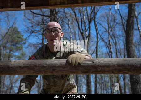 Sgt. Joshua Kleinhans aus Kiel, Wisconsin, ein Spezialist für Brandkontrolle bei der Nationalgarde von Wisconsin, B Battery, 1. Bataillon, 121. Field Artillery Regiment, nimmt während des Wettbewerbs der Region IV zum Besten Krieger am 14. Mai 2022 den Hindernislauf auf. Er ist einer von zwölf Soldaten der Nationalgarde, die am besten Krieger-Wettbewerb der Region IV vom 11. Bis 15. Mai 2022 in Camp Ripley, Minnesota, teilnehmen. Der jährliche Wettkampf testet die militärischen Fähigkeiten, die körperliche Kraft und die Ausdauer der besten Soldaten und nicht kommissionierten Offiziere aus Minnesota, Wisconsin, Iowa, Illinois, Michigan, Indiana und Ohio N. Stockfoto