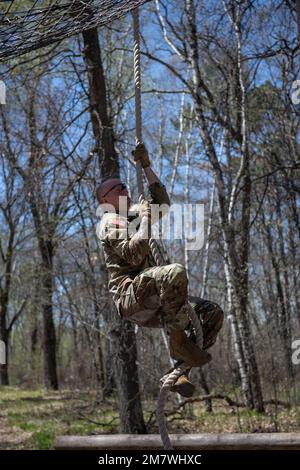 Sgt. Joshua Kleinhans aus Kiel, Wisconsin, Spezialist für Brandkontrolle bei der B Battery, 1. Bataillon der Nationalgarde Wisconsin, 121. Artillerie-Regiment skaliert das Kletterseil des Hindernislaufs während des Wettbewerbs der Region IV Bester Krieger am 14. Mai 2022. Er ist einer von zwölf Soldaten der Nationalgarde, die am besten Krieger-Wettbewerb der Region IV vom 11. Bis 15. Mai 2022 in Camp Ripley, Minnesota, teilnehmen. Der jährliche Wettkampf testet die militärischen Fähigkeiten, die körperliche Kraft und die Ausdauer der besten Soldaten und nicht kommissionierten Offiziere aus Minnesota, Wisconsin, Iowa, Illinois, Michigan, Stockfoto