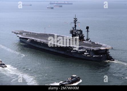 Ein Hafenviertelblick aus der Luft auf den Flugzeugträger USS AMERICA (CV 66) als Besatzungsmitglieder der Eisenbahn nach ihrer Rückkehr aus dem Mittelmeer. Basis: Marine Air Station, Norfolk Bundesstaat: Virginia (VA) Land: Vereinigte Staaten von Amerika (USA) Stockfoto