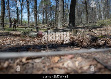 Sgt. Joshua Kleinhans aus Kiel, Wisconsin, ein Spezialist für Brandkontrolle bei der Nationalgarde von Wisconsin, B Battery, 1. Bataillon, 121. Field Artillery Regiment, nimmt während des Wettbewerbs der Region IV zum Besten Krieger am 14. Mai 2022 den Hindernislauf auf. Er ist einer von zwölf Soldaten der Nationalgarde, die am besten Krieger-Wettbewerb der Region IV vom 11. Bis 15. Mai 2022 in Camp Ripley, Minnesota, teilnehmen. Der jährliche Wettkampf testet die militärischen Fähigkeiten, die körperliche Kraft und die Ausdauer der besten Soldaten und nicht kommissionierten Offiziere aus Minnesota, Wisconsin, Iowa, Illinois, Michigan, Indiana und Ohio N. Stockfoto