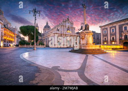 Catania, Sizilien, Italien. Stadtbild des Domplatzes in Catania, Sizilien, mit der Kathedrale der Heiligen Agatha bei Sonnenaufgang. Stockfoto