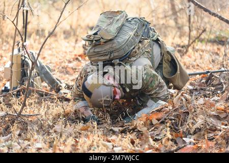 Pyeongtaek, Südkorea. 11. Januar 2023. Ein US-Soldat nimmt am Wettbewerb „EOD Team of the Year“ Teil, um EOD-Teams (Explosive Ordinance Disposal) der US-Streitkräfte Korea im taktischen Trainingsbereich der US-Armee in Pyeongtaek zu evaluieren. Die Vereinigten Staaten und Südkorea planen, nächsten Monat eine gemeinsame Militärübung unter dem Szenario des Einsatzes einer Atomwaffe durch Nordkorea durchzuführen. Seouls Verteidigungsministerium berichtete Präsident Yoon Suk Yeol am 11. Januar 2023, eine wichtige politische Aufgabe für dieses Jahr. (Foto: Kim Jae-Hwan/SOPA Images/Sipa USA) Guthaben: SIPA USA/Alamy Live News Stockfoto