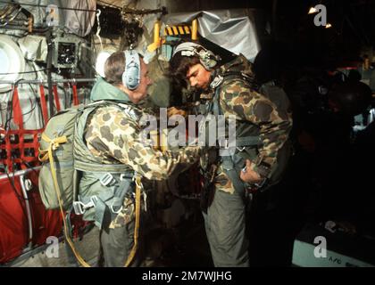 Mitglieder des amerikanischen Such- und Rettungsteams bereiten sich auf den Sprung aus einem C-130 Hercules-Flugzeug während SAREX vor, einem gemeinsamen US-amerikanischen - Kanadische Übung in Alaska. Betreffbetrieb/-Serie: SAREX-Land: Unbekannt Stockfoto