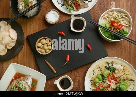 Verschiedene chinesische Speisen auf dem Tisch. Essen am Mondneujahr Stockfoto