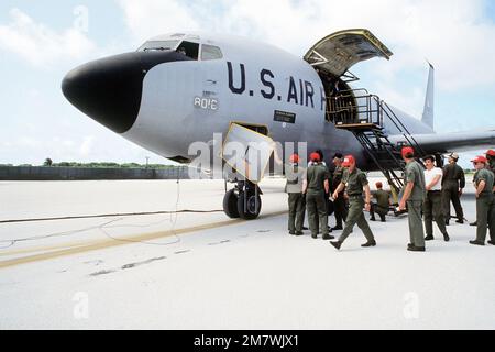 Bodenbesatzungsmitglieder bereiten sich vor, Fracht aus einem KC-135 Stratotanker-Flugzeug zu entladen. Das Flugzeug, das dem 28. Bombenflügel zugeteilt wurde, nimmt an der Übung Good Customer '82 Teil. Betreff Betrieb/Serie: ZUFRIEDENER KUNDE '82 Basis: Andersen Luftwaffenstützpunkt Bundesstaat: Guam (GU) Land: Vereinigte Staaten von Amerika (USA) Stockfoto