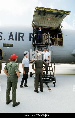 Bodenbesatzungsmitglieder bereiten sich vor, Fracht aus einem KC-135 Stratotanker-Flugzeug zu entladen. Das Flugzeug, das dem 28. Bombenflügel zugeteilt wurde, nimmt an der Übung Good Customer '82 Teil. Betreff Betrieb/Serie: ZUFRIEDENER KUNDE '82 Basis: Andersen Luftwaffenstützpunkt Bundesstaat: Guam (GU) Land: Vereinigte Staaten von Amerika (USA) Stockfoto