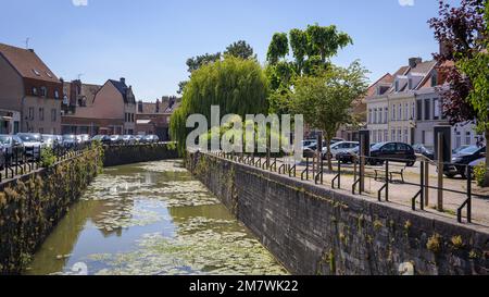 Brügge, Belgien - 5. Juli 2022: Ein Kanal in Brügge an einem sonnigen Tag, Sommer, Stockfoto