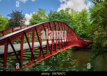 Brügge, Belgien - 3. Juli 2022: Eine rote Brücke in einem Park in Brügge, Sommer, Tageslicht Stockfoto