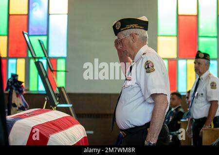 Ein Veteran von Kentuckys behinderten amerikanischen Veteranen zollt CPL. Donald L. Menken, einem US-amerikanischen Unternehmen, ihren Respekt Opfer des Koreakrieges, die in Kompanie K, 3. Bataillon, 15. Infanterie-Regiment, 3. Infanterie-Division, in der Ersten Baptistenkirche in Ermine, Kentucky, 14. Mai 2022, gedient haben. Menken wurde als vermisst gemeldet, nachdem er am 10. Juni 1953 beim Bewachen von Außenposten Harry verwundet wurde, auf einer Straße nach Seoul, Republik Korea, in der jetzt entmilitarisierten Zone, und seine Überreste waren bis zum 2. Februar 2022 verschwunden. Dann kehrte er zu dem Ort zurück, den Menken zu Hause nannte. Stockfoto