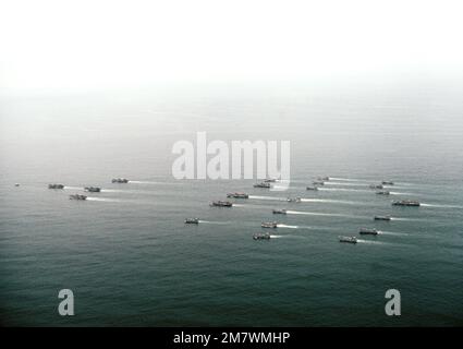 Eine Luftaufnahme aus dem Hafenstrahl von Versorgungsbooten und mechanisierten Landefahrzeugen, die während einer Übungslandung in der Gegend Silver Strand von North Island an Assault Craft Unit One (ACU-1) befestigt sind. Basis: San Diego Staat: Kalifornien (CA) Land: Vereinigte Staaten von Amerika (USA) Stockfoto