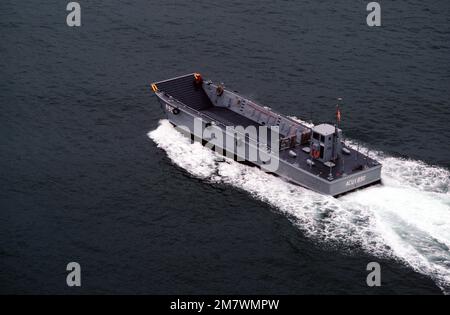 Eine Luftansicht des mechanisierten Landungsfahrzeugs (LCM-890), das während einer Übungslandung im Silver Strand-Gebiet von North Island an der Assault Craft Unit One (ACU-1) befestigt ist. Basis: San Diego Staat: Kalifornien (CA) Land: Vereinigte Staaten von Amerika (USA) Stockfoto