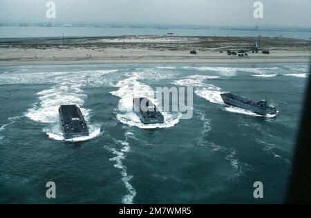 Ein Luftblick auf das Viertel des Hafens von mechanisierten Landungsbooten, die sich während einer Übungslandung im Silver Strand von North Island dem Strand nähern. Die LCMS sind an Einheit eins des Angriffsfahrzeugs angeschlossen. Basis: San Diego Staat: Kalifornien (CA) Land: Vereinigte Staaten von Amerika (USA) Stockfoto