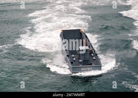 Ein Hafenviertelblick des mechanisierten Landefahrzeugs (LCM-527) während einer Übungslandung im Silver Strand-Gebiet von North Island. Das LCM ist an Einheit eins des Angriffsflugzeugs angeschlossen. Basis: San Diego Staat: Kalifornien (CA) Land: Vereinigte Staaten von Amerika (USA) Stockfoto