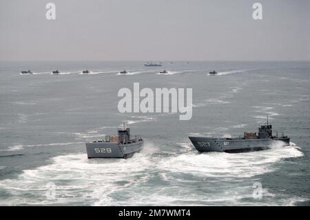Eine Luftansicht des Hafenviertels des mechanisierten Landefahrzeugs (LCM-527) und (LCM-529), das sich während einer Übungslandung in der Gegend Silver Strand von North Island dem Strand nähert. Im Hintergrund befinden sich die anderen Landungsboote, die an Angriffsflotteneinheit 1 angeschlossen sind. Basis: San Diego Staat: Kalifornien (CA) Land: Vereinigte Staaten von Amerika (USA) Stockfoto