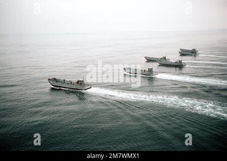 Ein Hafenviertelblick von mechanisierten Landungsbooten während einer Übungslandung im Silver Strand-Gebiet von North Island. Das Landefahrzeug ist an Einheit eins befestigt. Basis: San Diego Staat: Kalifornien (CA) Land: Vereinigte Staaten von Amerika (USA) Stockfoto