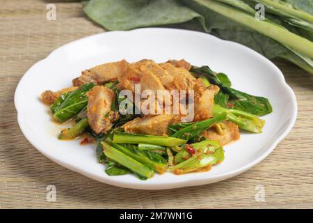 Gebratener, knuspriger Schweinebauch mit Grünkohl und Chilipaste umrühren Stockfoto