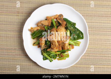 Gebratener, knuspriger Schweinebauch mit Grünkohl und Chilipaste umrühren Stockfoto