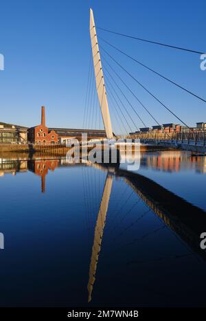 Die Segelbrücke über den Fluss Tawe in Swansea, Teil der Sanierung der Docks der Stadt Stockfoto