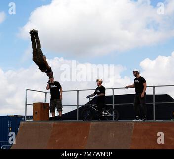 Extreme Sports-Demonstration von BMX Legends, Skateboard, Roller und Inline-Skating auf dem 2022 Silverstone Classic Stockfoto