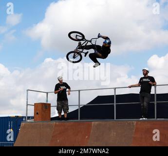 Extreme Sports-Demonstration von BMX Legends, Skateboard, Roller und Inline-Skating auf dem 2022 Silverstone Classic Stockfoto