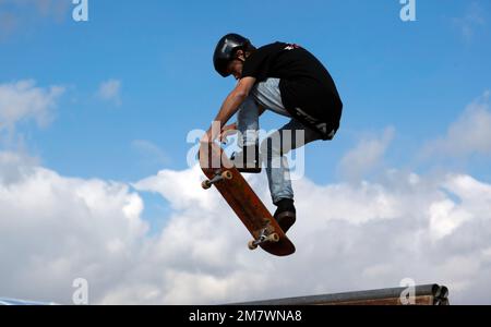 Extreme Sports-Demonstration von BMX Legends, Skateboard, Roller und Inline-Skating auf dem 2022 Silverstone Classic Stockfoto