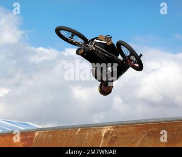 Extreme Sports-Demonstration von BMX Legends, Skateboard, Roller und Inline-Skating auf dem 2022 Silverstone Classic Stockfoto