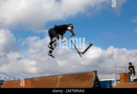 Extreme Sports-Demonstration von BMX Legends, Skateboard, Roller und Inline-Skating auf dem 2022 Silverstone Classic Stockfoto