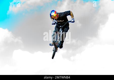 Extreme Sports-Demonstration von BMX Legends, Skateboard, Roller und Inline-Skating auf dem 2022 Silverstone Classic Stockfoto