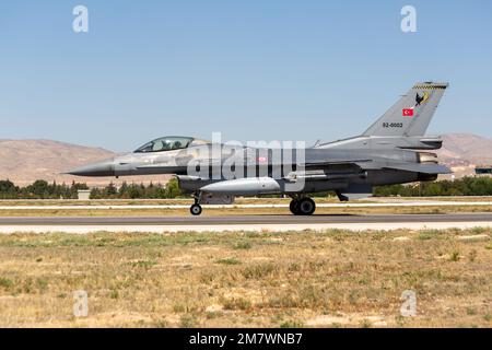 Konya, Türkei - 07 01 2021: Übung der Anatolischen Eagle Air Force 2021 F16 Kampfflugzeug in Rollposition in der Türkei. Stockfoto