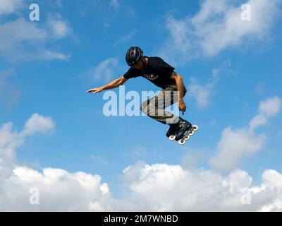 Extreme Sports-Demonstration von BMX Legends, Skateboard, Roller und Inline-Skating auf dem 2022 Silverstone Classic Stockfoto