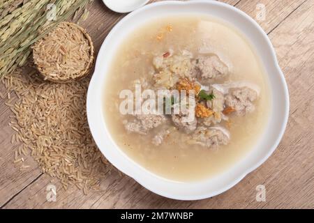 Jasmin brauner Reismehl mit Schweinefleisch auf Holzhintergrund. Gesundes Essen Kopierraum Stockfoto