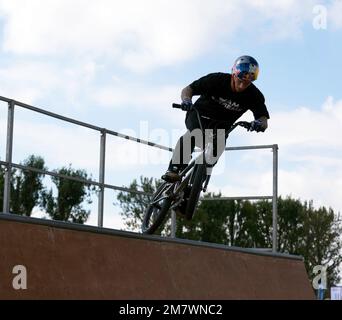 Extreme Sports-Demonstration von BMX Legends, Skateboard, Roller und Inline-Skating auf dem 2022 Silverstone Classic Stockfoto