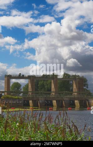 Denver Schleusentor am Great Ouse River im Norfolk England Sommerbild. Stockfoto