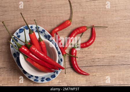 Frische rote Chili-Paprika in einem Becher. Kopierbereich. Stockfoto