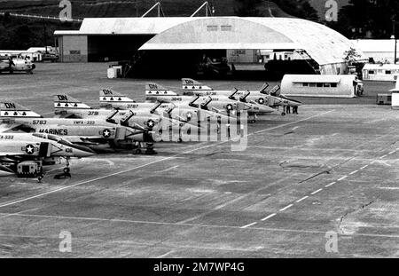 Eine erhöhte Ansicht des F-4 Phantom II Flugzeugs aus dem Marine Fighter Attack Squadron 333 (VMFA 333), das auf der Fluglinie geparkt ist. Basis: Marine Air Station, Cubi Point Staat: Luzon Land: Philippinen (PHL) Stockfoto