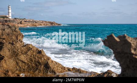 Atemberaubende Aussicht auf den Leuchtturm an der felsigen Küste von Cap de Ses Salines, Mallorca, Spanien Stockfoto