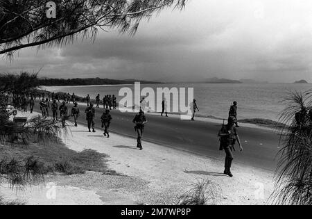 Soldaten der Schofield Barracks passieren einen Strand während ihres straßenmarschs um die Insel zur Erinnerung an die Army Recognition Week vom 14. Bis 19. Juni 1982. Bundesstaat: Hawaii (HI) Land: Vereinigte Staaten von Amerika (USA) Stockfoto