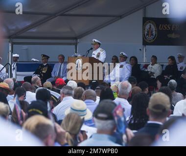 Mike Gilday spricht während der Inbetriebnahme der USS Frank E. Petersen Jr. in Charleston, S.C., am 14. Mai 2022. General Petersen diente während seiner Karriere in Korea und Vietnam. Sein Vermächtnis wird heute als amerikanischer Held und als herausragender Marine fortgeführt. Stockfoto