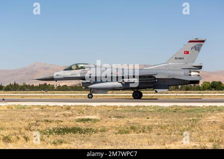 Konya, Türkei - 07 01 2021: Übung der Anatolischen Eagle Air Force 2021 F16 Kampfflugzeug in Rollposition in der Türkei. Stockfoto